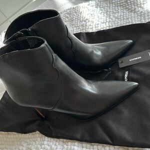 new boots with black tag